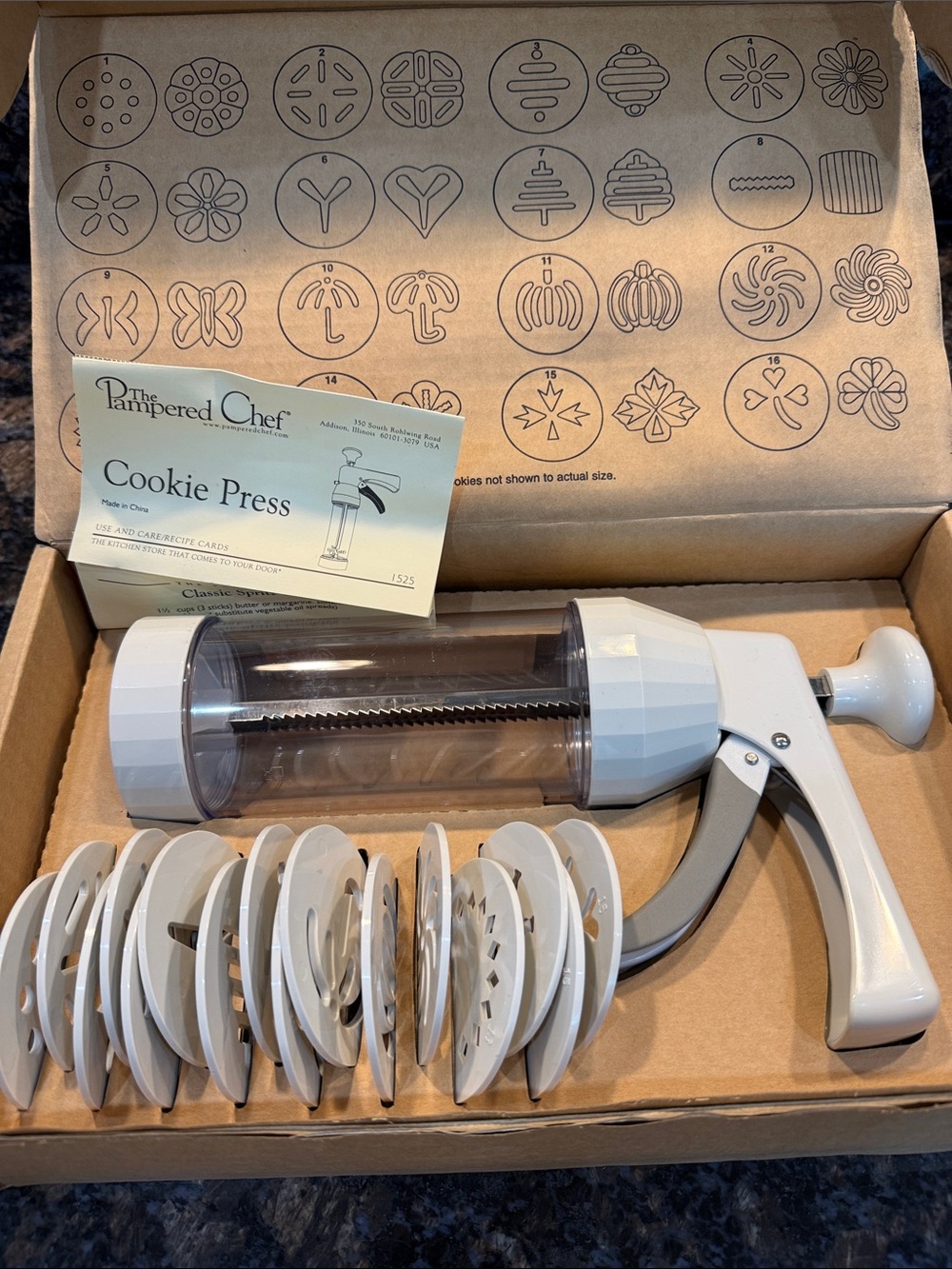 The Pampered Chef White Cookie Press with 16 Decorative Discs